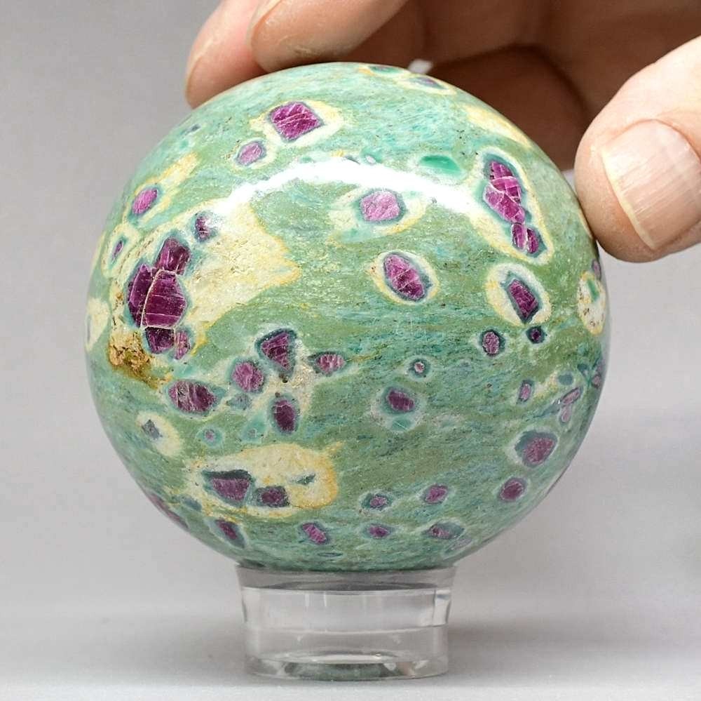 Eindrucksvolle Rubin-Fuchsit Edelsteinkugel Ø 7,4 cm